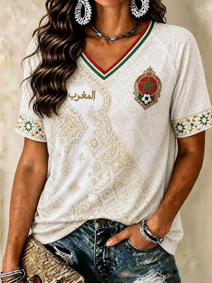 T-shirt sportif junior à col en V imprimé drapeau maroc avec écusson marocco et bordure traditionnelle pour femmes toutes saisons