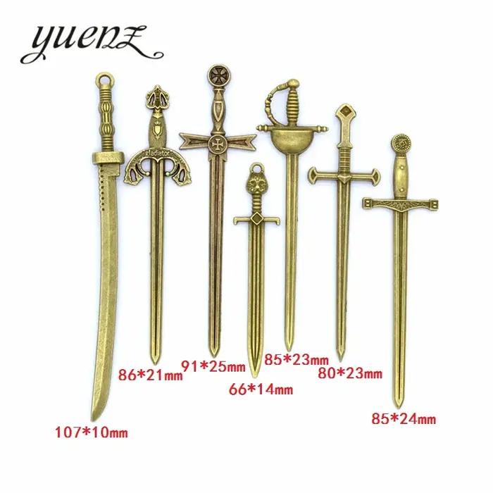 Charms d'épée médiévale pour la fabrication de bijoux avec style vintage et couleurs variées pour occasions spéciales