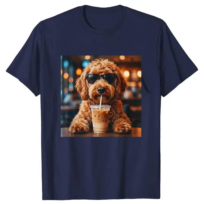 T-shirt drôle à manches courtes avec un chien Goldendoodle buvant un café glacé et portant des lunettes de soleil, vêtement streetwear pour hommes et femmes.