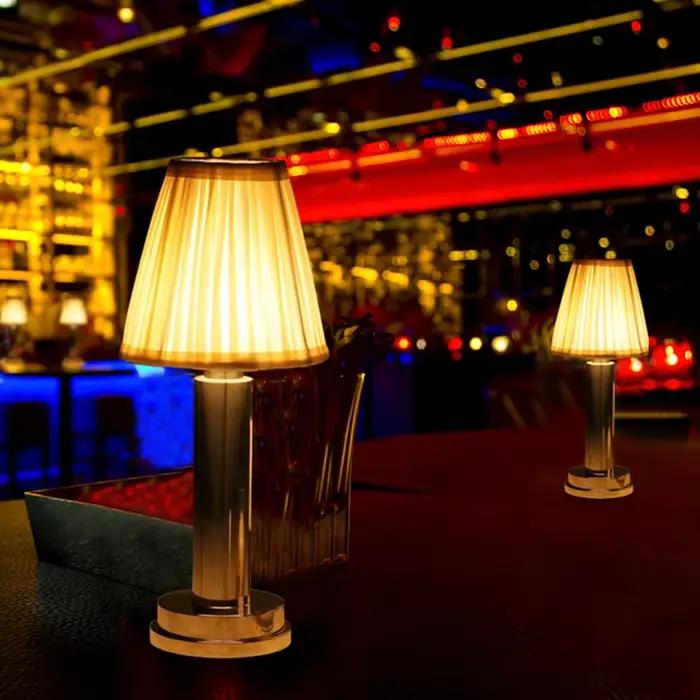 Lampe LED USB au Design Nordique Moderne, Luminaire Décoratif d'Nik, Idéal pour un Bar, un Café, une