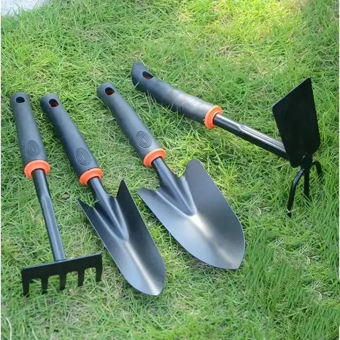 Jardin. Outil de jardinage : mini pelle, râteau, truelle pour la plantation de fleurs, légumes et plantes succulentes, petite pelle pour plantes en pot