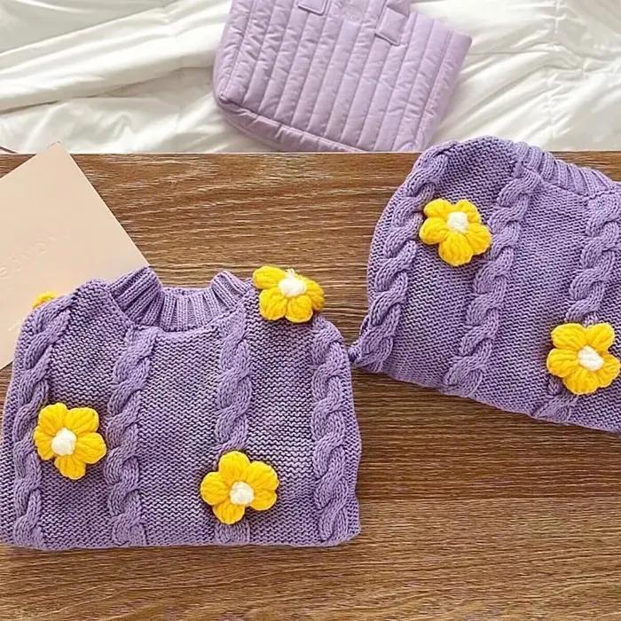 Pull chien mignon violet avec fleur jaune