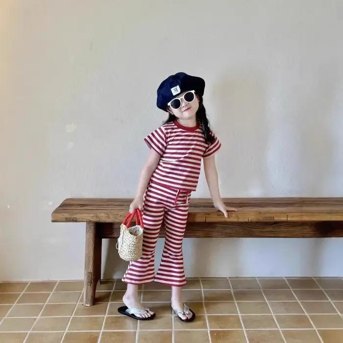 Costume rayé à la mode et tendance pour filles