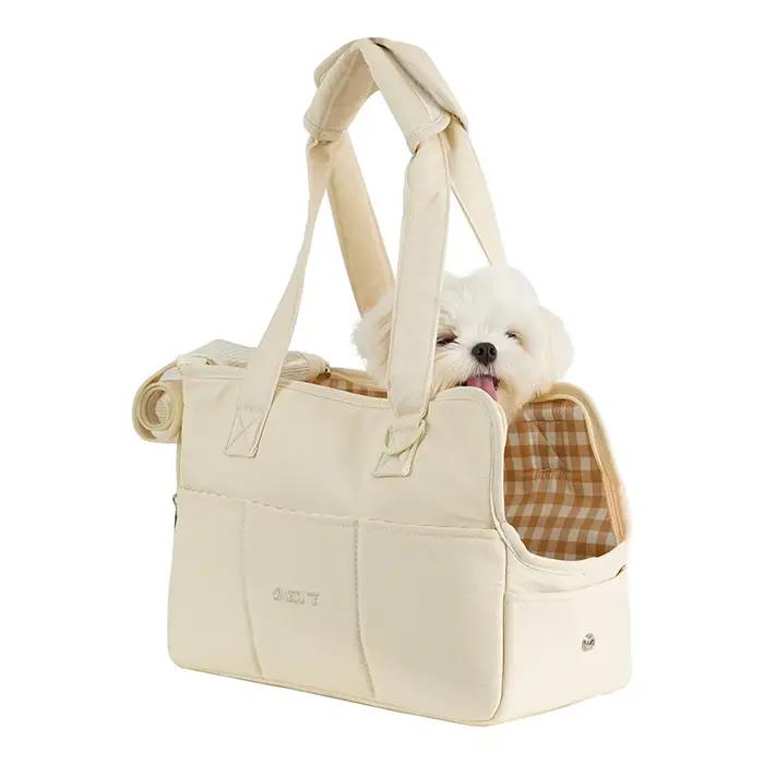 Les animaux de compagnie sortent et emmèlent leurs chiots. Sacs à bandoulière portables pour chats e