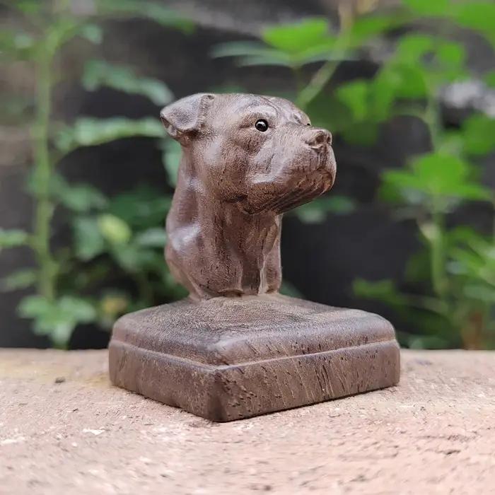 Figurine de chien en bois de 1