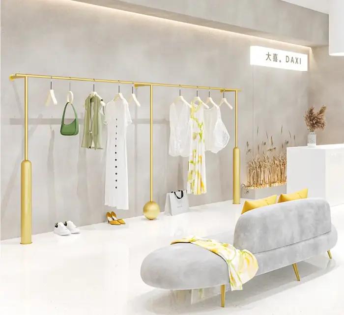 Etagere murale suspendue pour vêtements boutique moderne design intérieur présentoir de mode occasions spéciales femmes