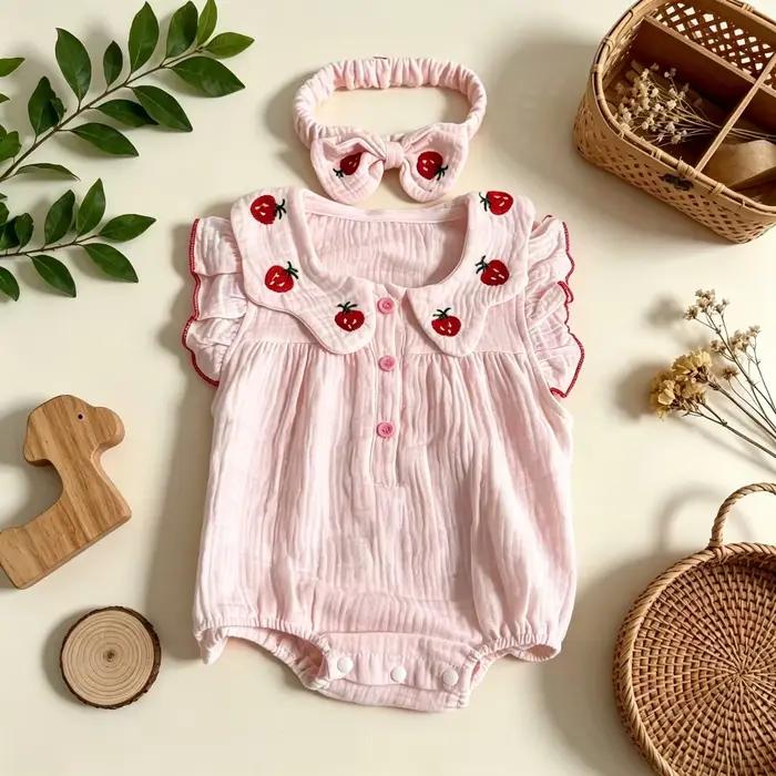 Combinaison en gaze de coton 100% avec motif fraises pour filles 0-24 mois été style mignon sans manches à volants pour photos et sorties familiales