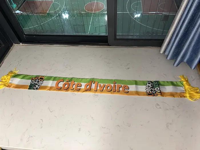 (SKY FLAG) Écharpe de la Côte d'Ivoire 14x135cm en satin double face, écharpe aux couleurs du drapeau de la Côte d'Ivoire avec pompons pour la Coupe de Football, les sports, les événements