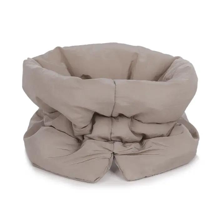 Un col chaud coloré et à la mode pour animaux de compagnie et une écharpe imperméable pour les chats pour empêcher les lécher et le morder après la stérilisation surtension